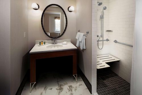 Et badeværelse på Hilton Brooklyn New York - Newly Renovated