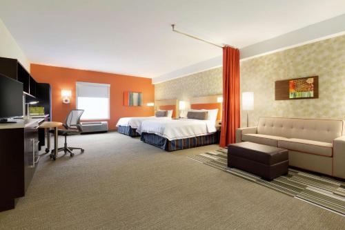 Habitación de hotel con cama y escritorio en Home2 Suites by Hilton Stillwater, en Stillwater