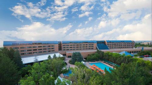 una vista aérea de un edificio de hospital con piscina en The Inverness Denver, a Hilton Golf & Spa Resort, en Englewood