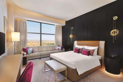 Cama o camas de una habitación en AlRayyan Hotel Doha, Curio Collection by Hilton