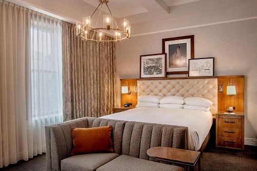 セントルイスにあるSt. Louis Union Station Hotel, Curio Collection by Hiltonのベッドとソファ付きのホテルルーム