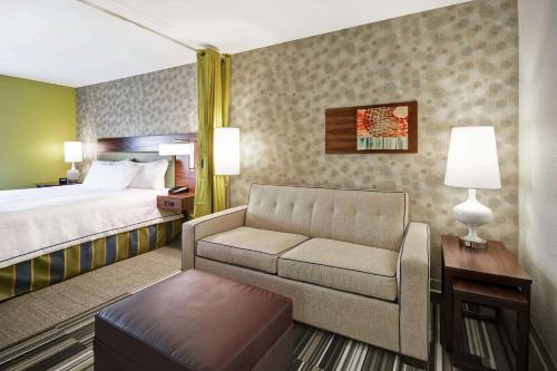 Habitación de hotel con cama y sofá en Home2 Suites By Hilton Smyrna Nashville, en Smyrna