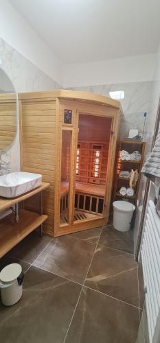 ein Bad mit einer Badewanne und einem WC in einem Zimmer in der Unterkunft Relax oasis near Split in Vranjic