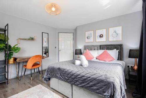 a bedroom with a bed and a desk with a chair at Free Parking Irlam Flat in Irlam