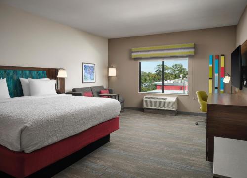 um quarto de hotel com uma cama e uma secretária em Hampton Inn Pinellas Park St Petersburg, Fl em Pinellas Park