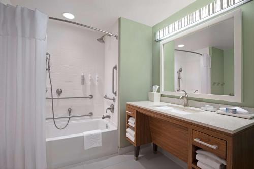 Home2 Suites By Hilton Joliet Plainfieldにあるバスルーム