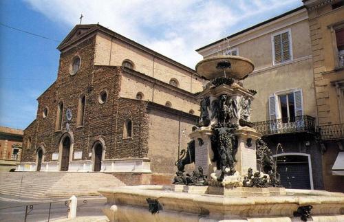 un grand bâtiment avec une fontaine en face d'un bâtiment dans l'établissement A 2 Passi Bed and Breakfast, à Faenza