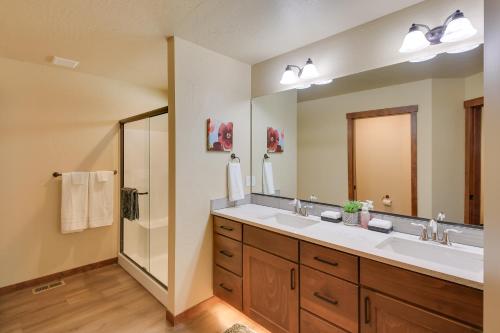 Un baño con dos lavabos y un espejo grande. en Game Room and Patio Pet-Friendly Oldtown Retreat, en Priest River