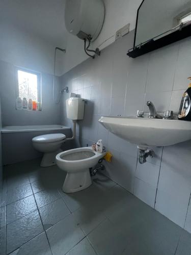 ein Bad mit einem WC und einem Waschbecken in der Unterkunft Casa indipendente vista mare in Imperia