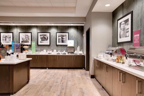 een winkel met houten toonbanken in een voorraadkast bij Hampton Inn & Suites Fort Worth Downtown in Fort Worth