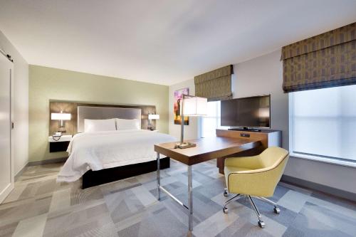 Katil atau katil-katil dalam bilik di Hampton Inn & Suites Fort Worth Downtown