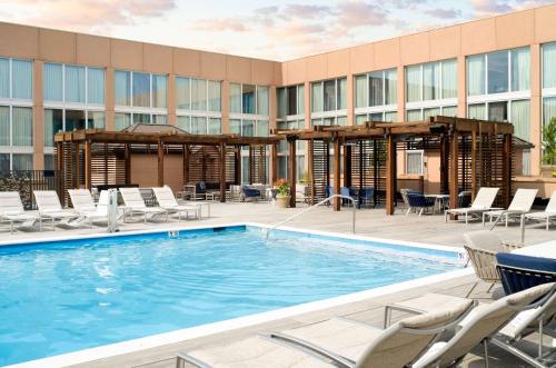 ワシントンにあるHilton Washington DC National Mall The Wharfのホテルのプール(椅子付)