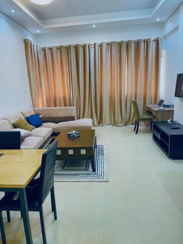 un soggiorno con divano e tavolo di Ayo’s apartment a Dubai