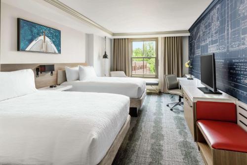 Cette chambre comprend 2 lits et une télévision. dans l'établissement Hilton Garden Inn Annapolis Downtown, à Annapolis