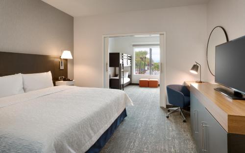 Postel nebo postele na pokoji v ubytování Hampton Inn & Suites Anaheim Resort Convention Center