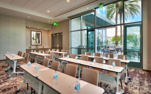 Restaurace v ubytování Hampton Inn & Suites Anaheim Resort Convention Center