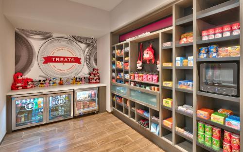 Supermarket nebo jiné obchody v  hotelu nebo okolí