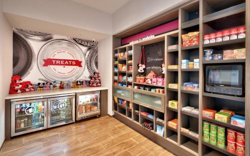Supermarket nebo jiné obchody v  hotelu nebo okolí