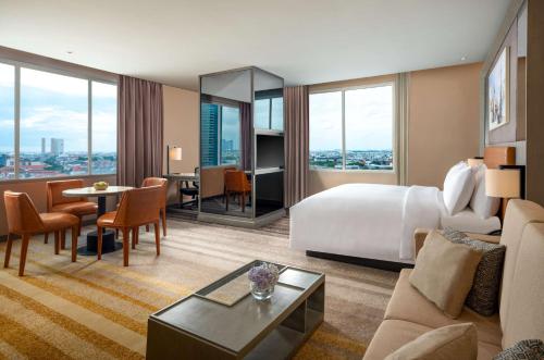 une chambre d'hôtel avec un lit et une table dans l'établissement DoubleTree by Hilton Surabaya, à Surabaya