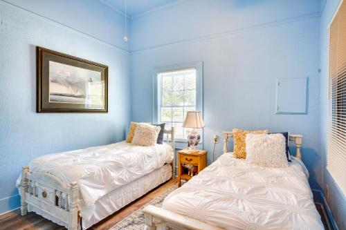 2 camas en una habitación con paredes azules en Opelousas Vacation Rental Near Shopping and Dining!, en Opelousas