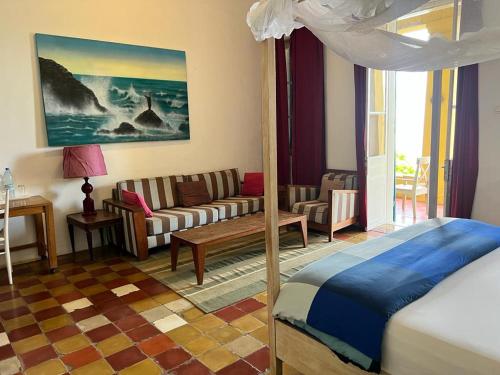 戈雷島的住宿－Chez Olivier - Île de Gorée，一间卧室设有一张床和一间客厅。
