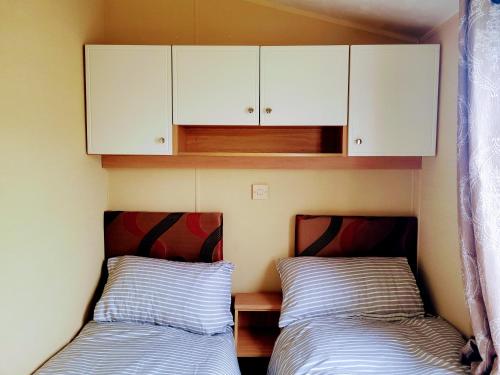 Postel nebo postele na pokoji v ubytování Lyons Robin Hood Holiday Park, The Shamrock Way