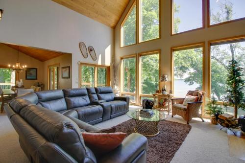 Et opholdsområde på Lakefront Brainerd Cabin with Fireplace!