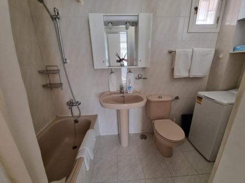 W łazience znajduje się umywalka, toaleta i wanna. w obiekcie Apartment with sea view close to dunes of playa del ingles w mieście San Bartolomé