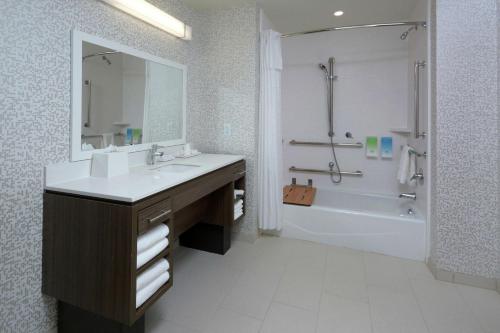 Ein Badezimmer in der Unterkunft Home2 Suites By Hilton Duncan