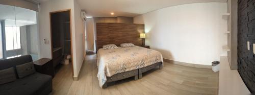 1 dormitorio con 1 cama en una habitación en Luxury Loft Monterrey City Living at Landmark High Rise, en Monterrey