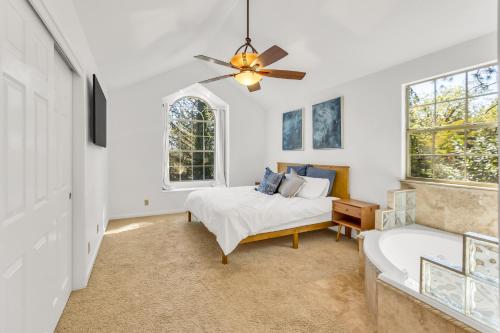 1 dormitorio con cama, sofá y ventanas en Grass Valley Vacation Rental with Private Pool, en Grass Valley