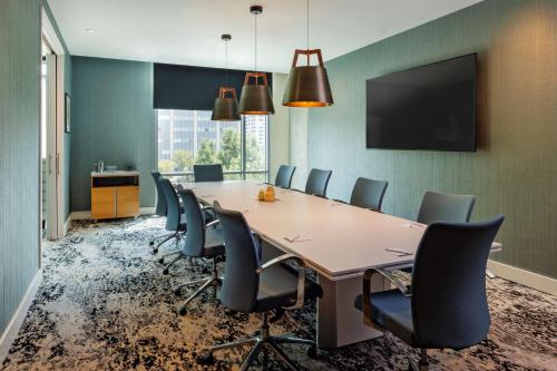 Televisyen dan/atau pusat hiburan di Carte Hotel San Diego Downtown, Curio Collection By Hilton