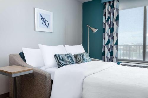 a bedroom with a large bed and a window at Hilton Garden Inn Destin Miramar Beach, Fl in Destin