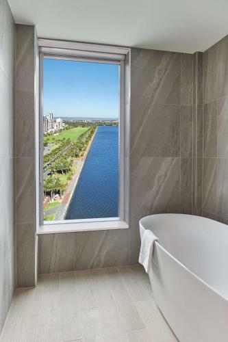Un baño de Doubletree By Hilton Perth Waterfront