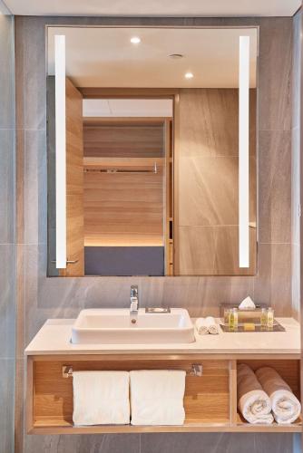 Un baño de Doubletree By Hilton Perth Waterfront
