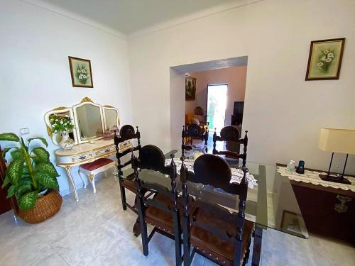 een woonkamer met een tafel en een spiegel bij Casa da Avó Pipa in Reguengos de Monsaraz