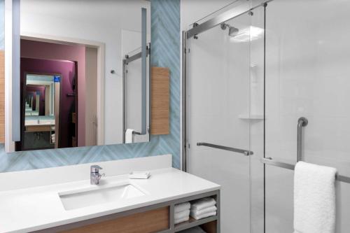 uma casa de banho com um lavatório e um chuveiro em Hilton Garden Inn Ocala Downtown, Fl em Ocala