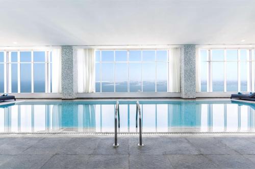 La alberca dentro o cerca de Aleph Doha Residences, Curio Collection By Hilton