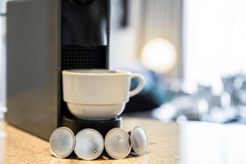 Tetera y cafetera en Aleph Doha Residences, Curio Collection By Hilton