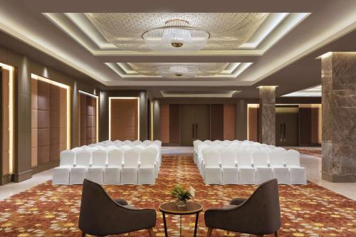 Posezení v ubytování DoubleTree By Hilton Jaipur Amer