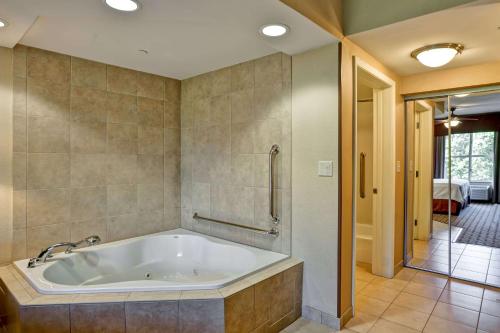 La grande salle de bains est pourvue d'une baignoire et d'une douche à l'italienne. dans l'établissement Homewood Suites by Hilton Bel Air, à Riverside