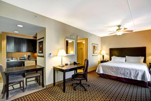 Riverside的住宿－希爾頓貝爾艾爾霍姆伍德酒店，配有一张床和一张书桌的酒店客房