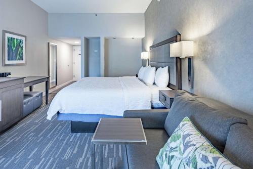 um quarto de hotel com uma cama e um sofá em Hampton Inn Waco North em Waco