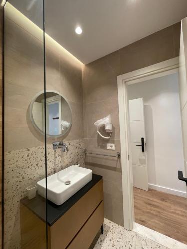 bagno con lavandino e specchio di Downtown Studio Apartments a Tirana