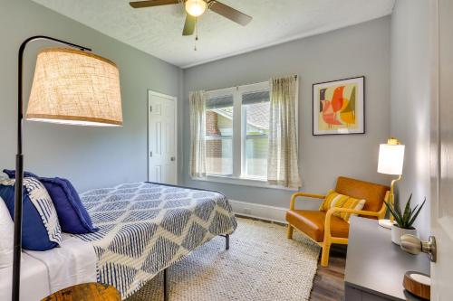 um quarto com uma cama, uma cadeira e uma janela em High Point Vacation Rental with Private Deck and Yard! em High Point