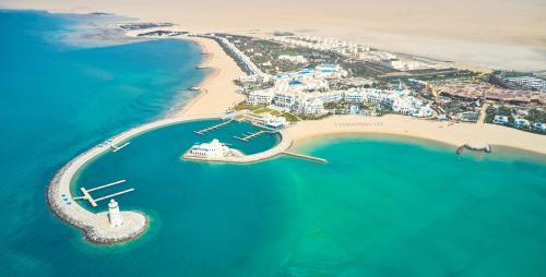 Et luftfoto af Hilton Salwa Beach Resort and Villas