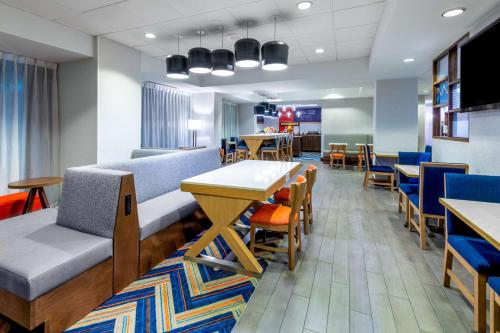 デンバーにあるHampton Inn Denver-International Airportのダイニングルーム(テーブル、椅子、テーブル、椅子付)