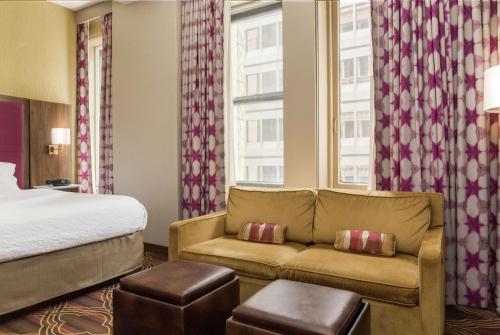 une chambre d'hôtel avec un lit et un canapé dans l'établissement Hampton Inn Majestic Chicago Theatre District, à Chicago