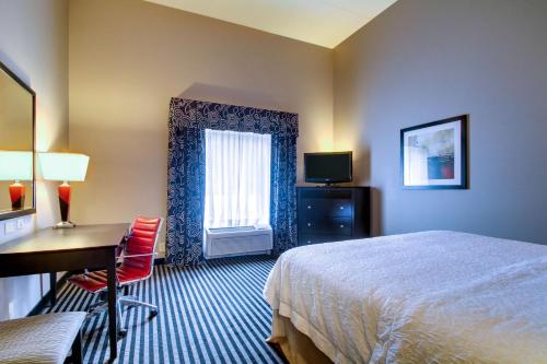 Ένα ή περισσότερα κρεβάτια σε δωμάτιο στο Hampton Inn Birmingham/Leeds