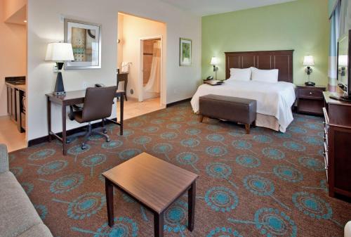 um quarto de hotel com uma cama e uma secretária em Hampton Inn and Suites St. Cloud em Saint Cloud